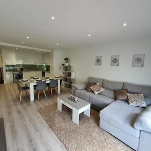 Moderno Duplex Y Piscina Rosas